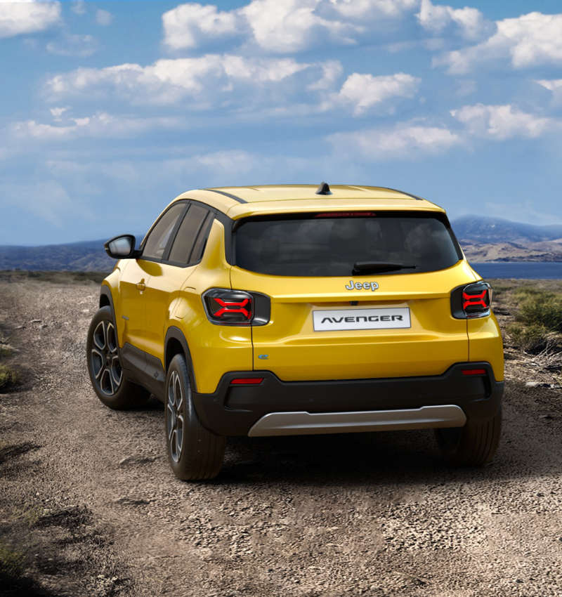 JJeep Avenger на скелястій дорозі біля озера в горах