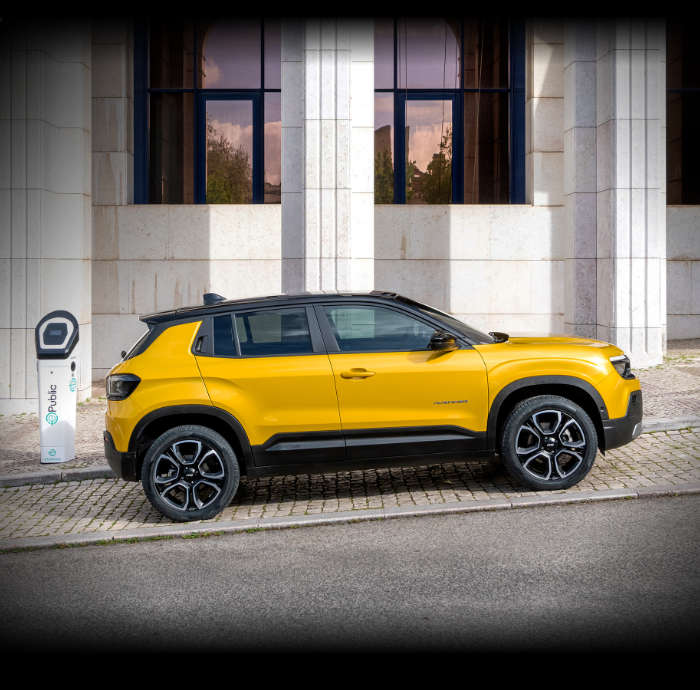 Jeep Avenger заряджається на зарядній станції у місті