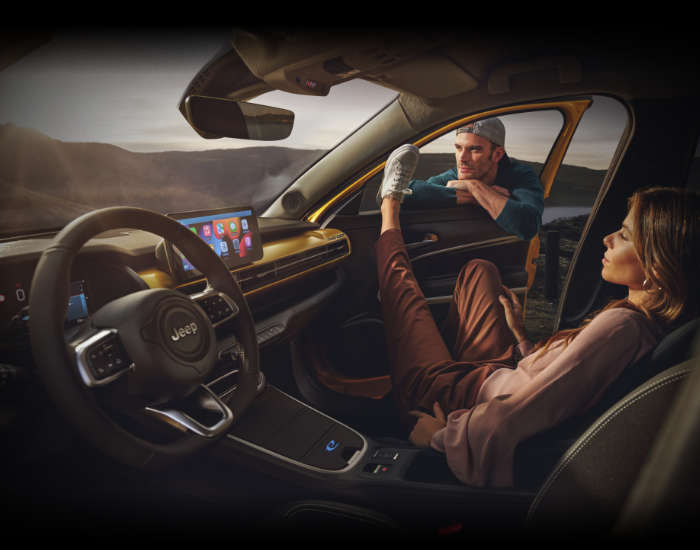 Jeep Avenger, дівчина відпочиває у салоні