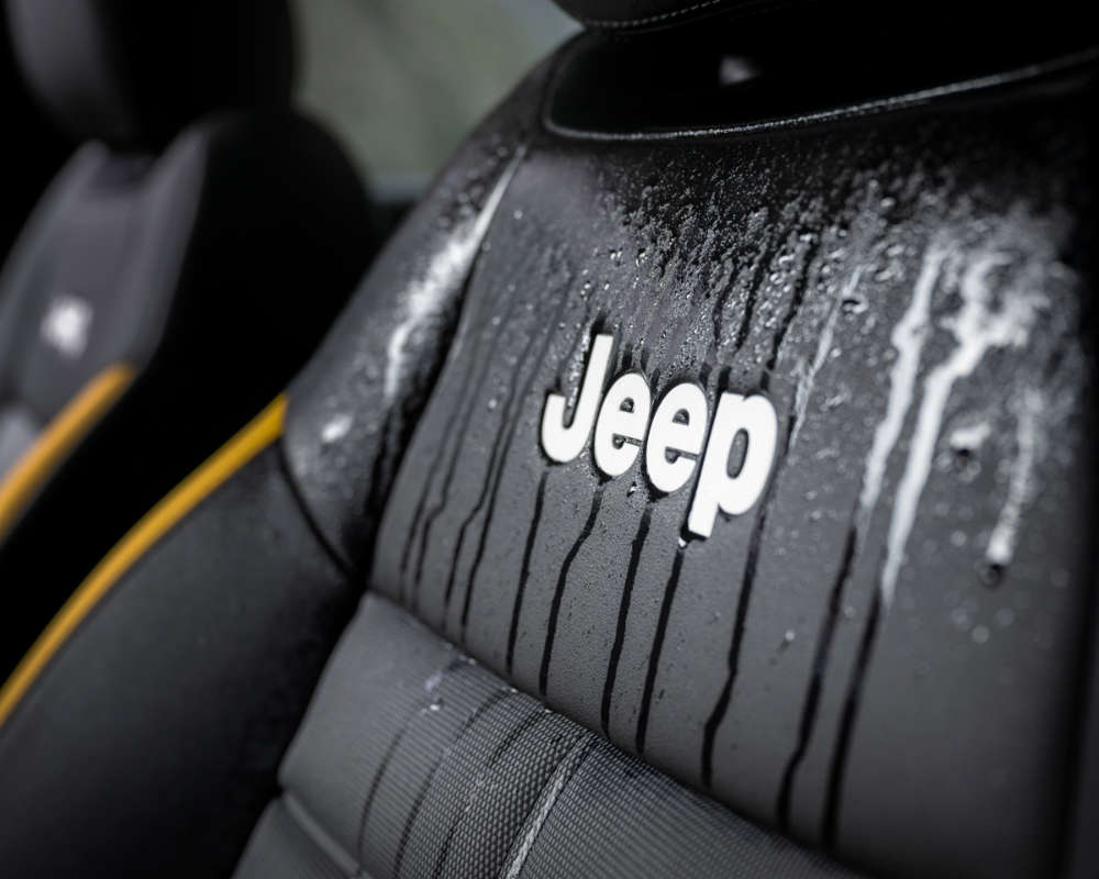 Інтерʼєр салону Jeep Avenger 4xe The North Face, сидіння, що миється