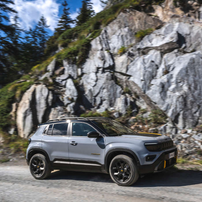 Jeep Avenger 4xe The North Face у горах, вигляд з правого боку