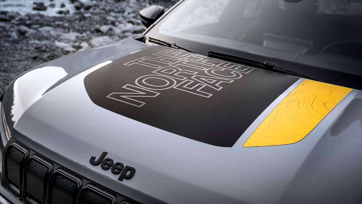 Капот Jeep Avenger 4xe The North Face з написом The North Face