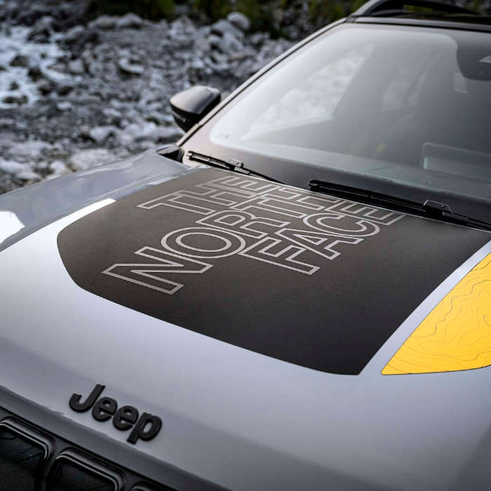 Капот Jeep Avenger 4xe The North Face з написом The North Face