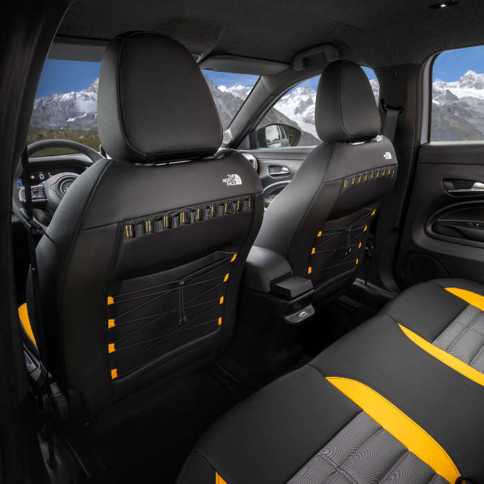 Екслюзивні сидіння у салоні Jeep Avenger 4xe The North Face