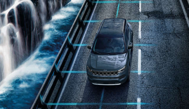 Jeep Compass на дорозі, вигляд зверху