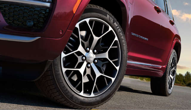 Колесо з легкосплавним диском на Jeep Grand Cherokee