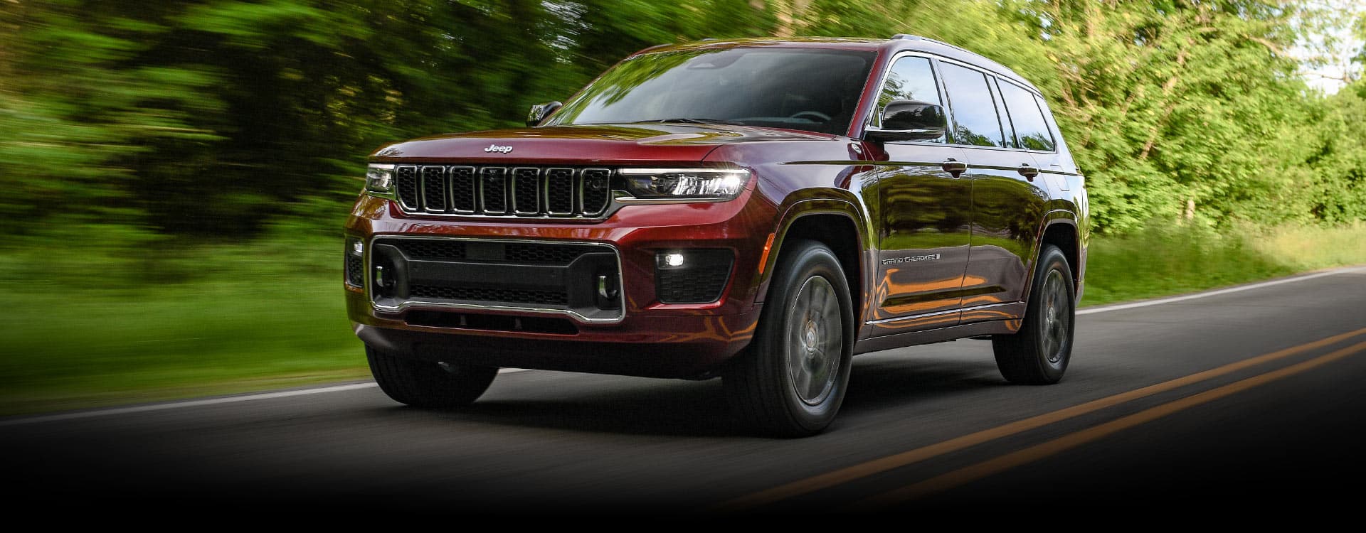 Jeep Grand Cherokee, вигляд спереду на шосе у русі