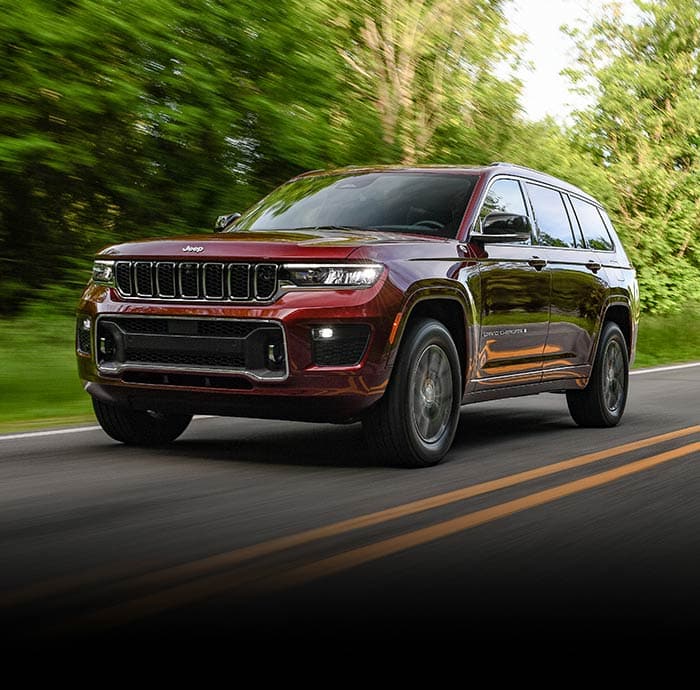 Jeep Grand Cherokee, вигляд спереду на шосе у русі